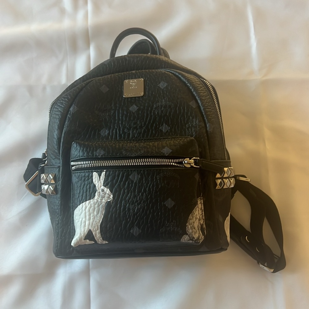 it's crafted in signature Visetos coated canvas with a luxurious - Picture 3 of 7